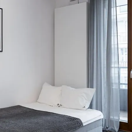 Golden Solidarnosci 60b 37 דירה ורשה